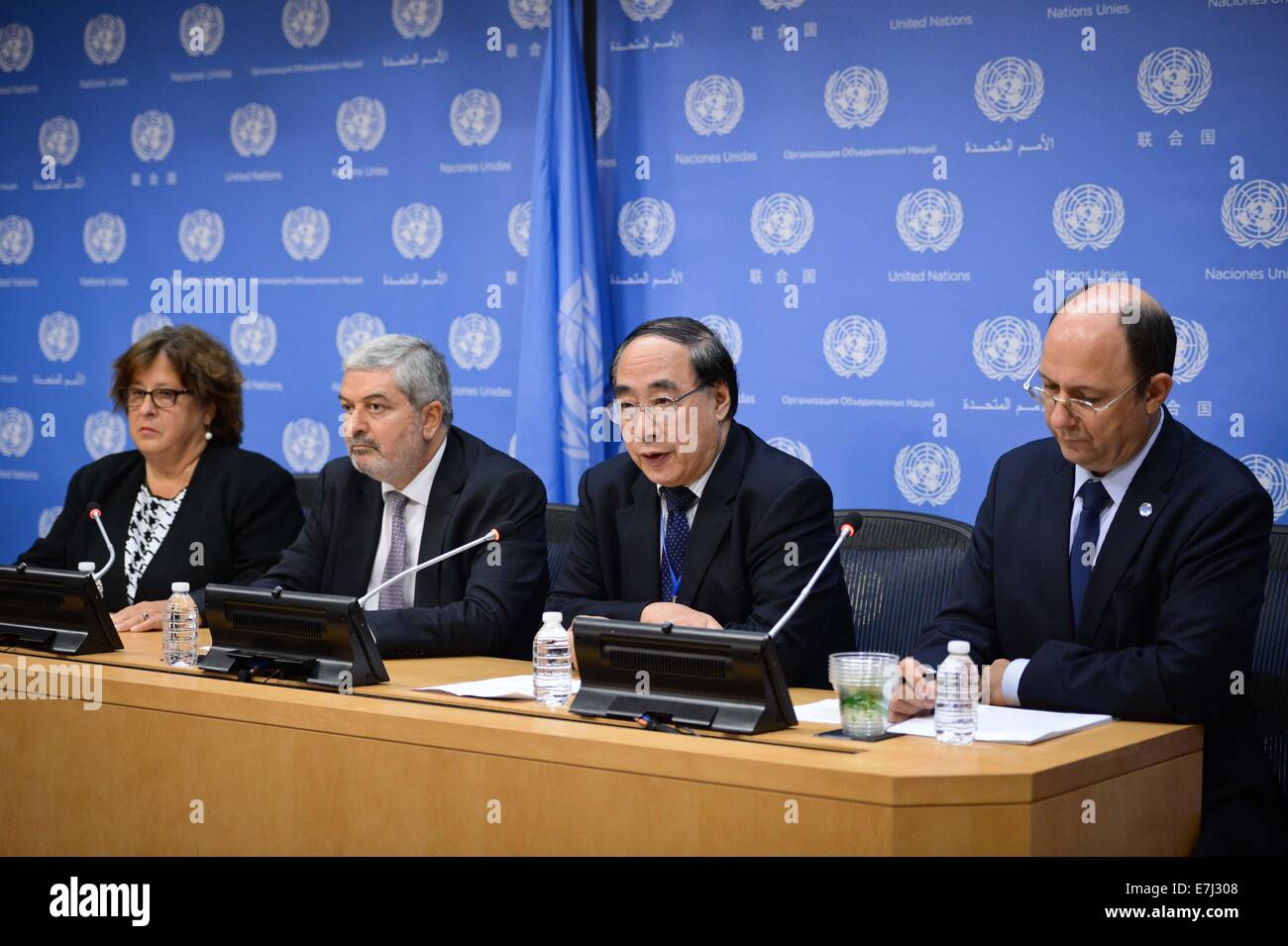 New York, la sede delle Nazioni Unite a New York. Xviii Sep, 2014. Wu Hongbo (2R), ONU sotto-segretario generale per gli affari economici e sociali, parla nel corso di una conferenza stampa per il lancio di una relazione dal titolo "Lo stato del partenariato globale per lo sviluppo", presso la sede delle Nazioni Unite a New York il 7 settembre 18, 2014. Un nuovo rapporto delle Nazioni Unite qui rilasciato giovedì ha detto che non recapitati gli impegni di aiuto dai paesi industrializzati frenano i progressi su otto anti-povertà bersagli noti come gli Obiettivi di Sviluppo del Millennio (OSM). Credito: Niu Xiaolei/Xinhua/Alamy Live News Foto Stock