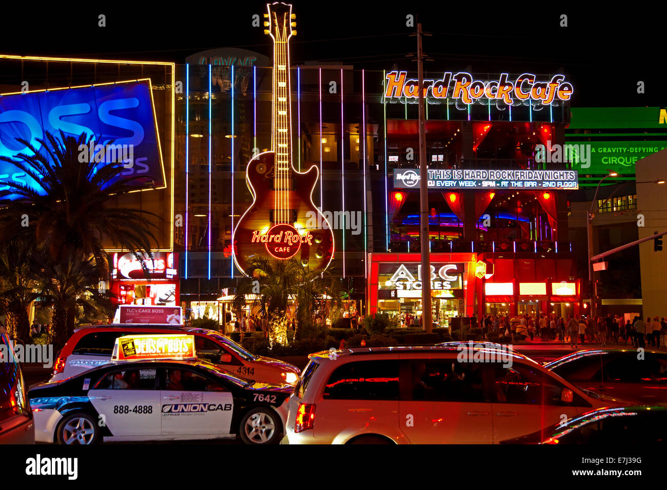 L'Hard Rock Cafe e il traffico lungo la striscia di notte, Las Vegas, Nevada, STATI UNITI D'AMERICA Foto Stock
