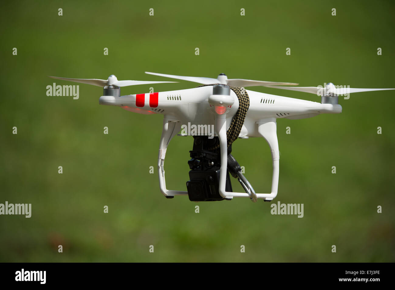 Drone con telecamera attaccata in volo Foto Stock