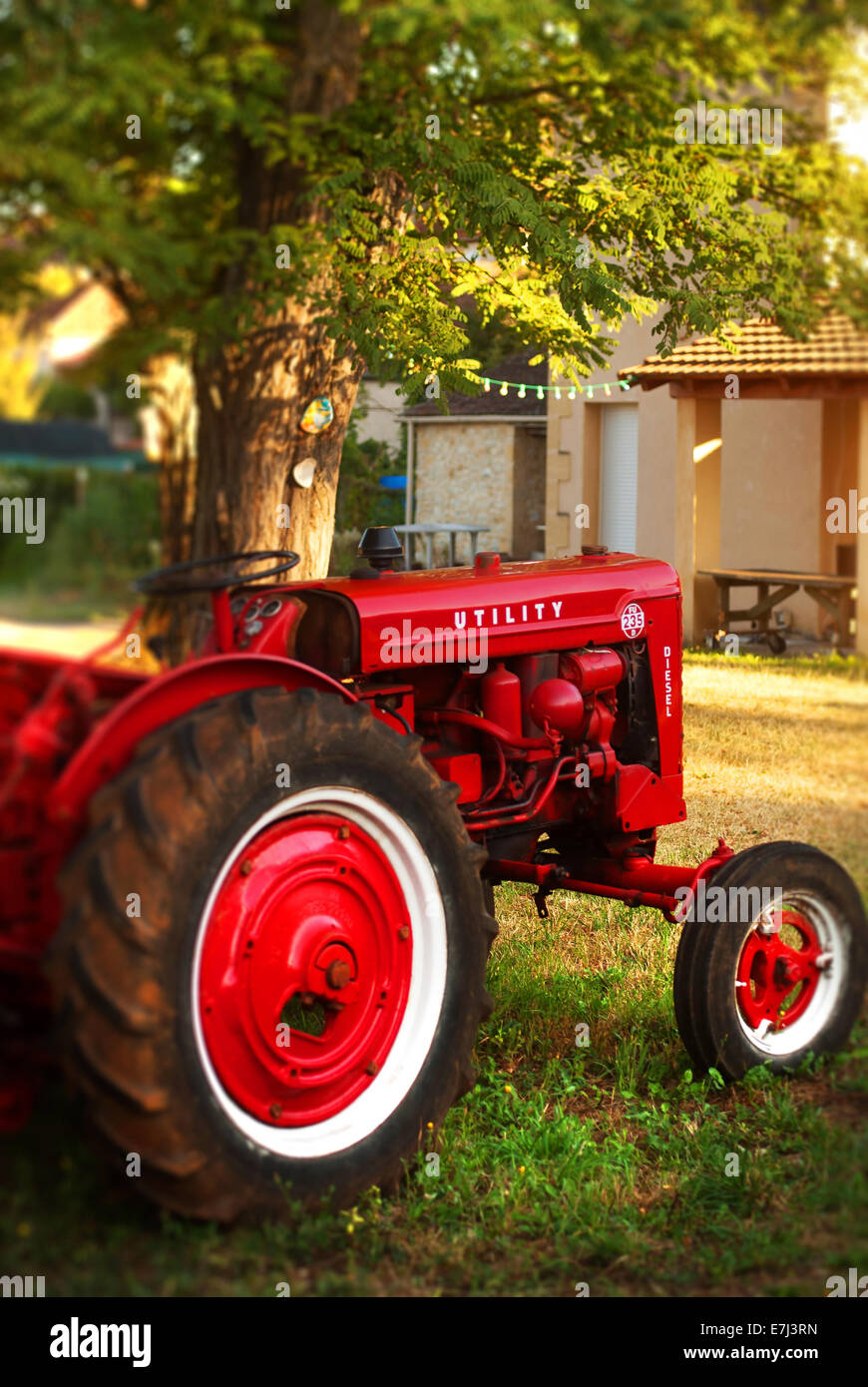 Rosso brillante trattore retrò, Francia Foto Stock