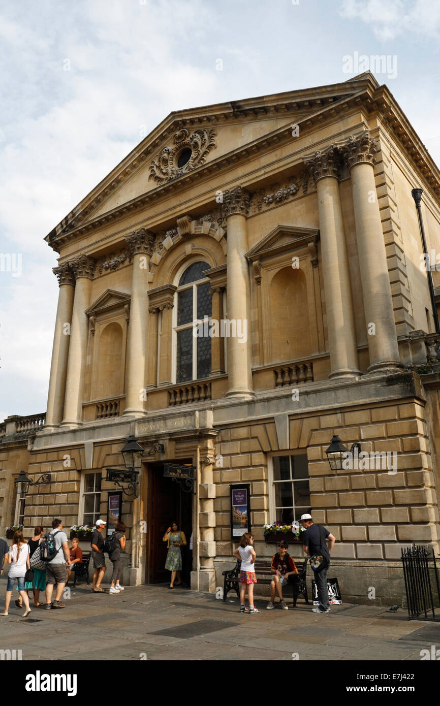 L'ingresso alle terme romane a Bath, Inghilterra, Regno Unito. Patrimonio mondiale destinazione turistica. Architettura georgiana Foto Stock