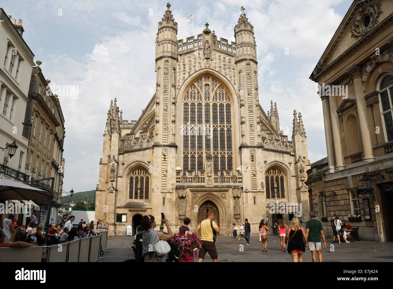 I turisti di fronte alla chiesa dell'abbazia di Bath in Inghilterra, nel Regno Unito, nel centro di Bath, sito patrimonio dell'umanità dell'Inghilterra, iniziano dalla fine della passeggiata Cotswold Way Foto Stock