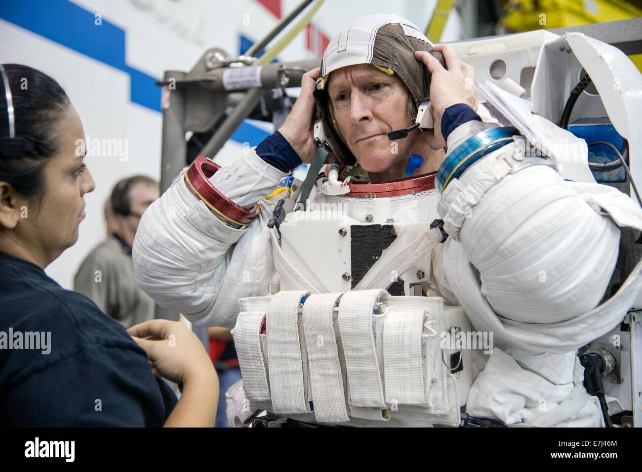 Astronauta britannico Tim Peake dell Agenzia Spaziale Europea si prepara ad essere sommersi nel profondo della piscina durante la Stazione Spaziale Internazionale EVA con la formazione con l'Astronauta Tim Kopra e istruttore Sandy Moore presso il Johnson Space Center di Settembre 10, 2014 a Houston, Texas. Foto Stock