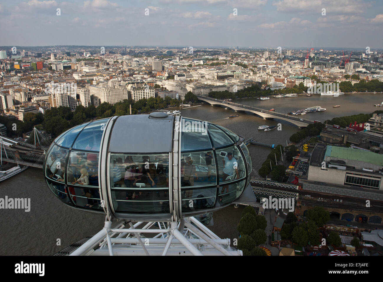 Il London Eye, la capsula sul fiume Tamigi Westminster Londra Inghilterra Gran Bretagna Regno Unito Regno Unito. Foto Stock