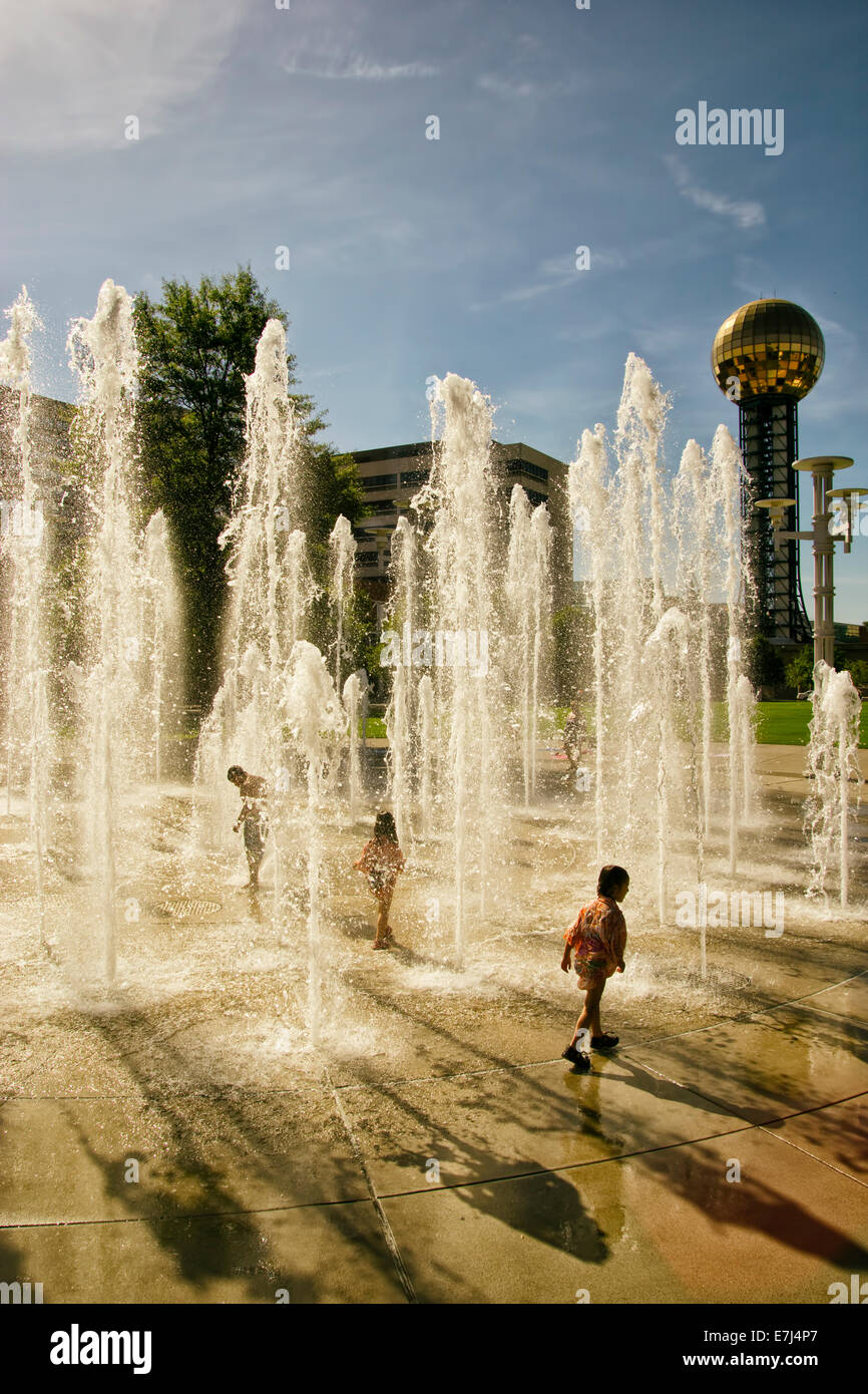 Un mazzetto di bambini a giocare in una fontana a mondi Fair Park a Knoxville, TN. Foto Stock
