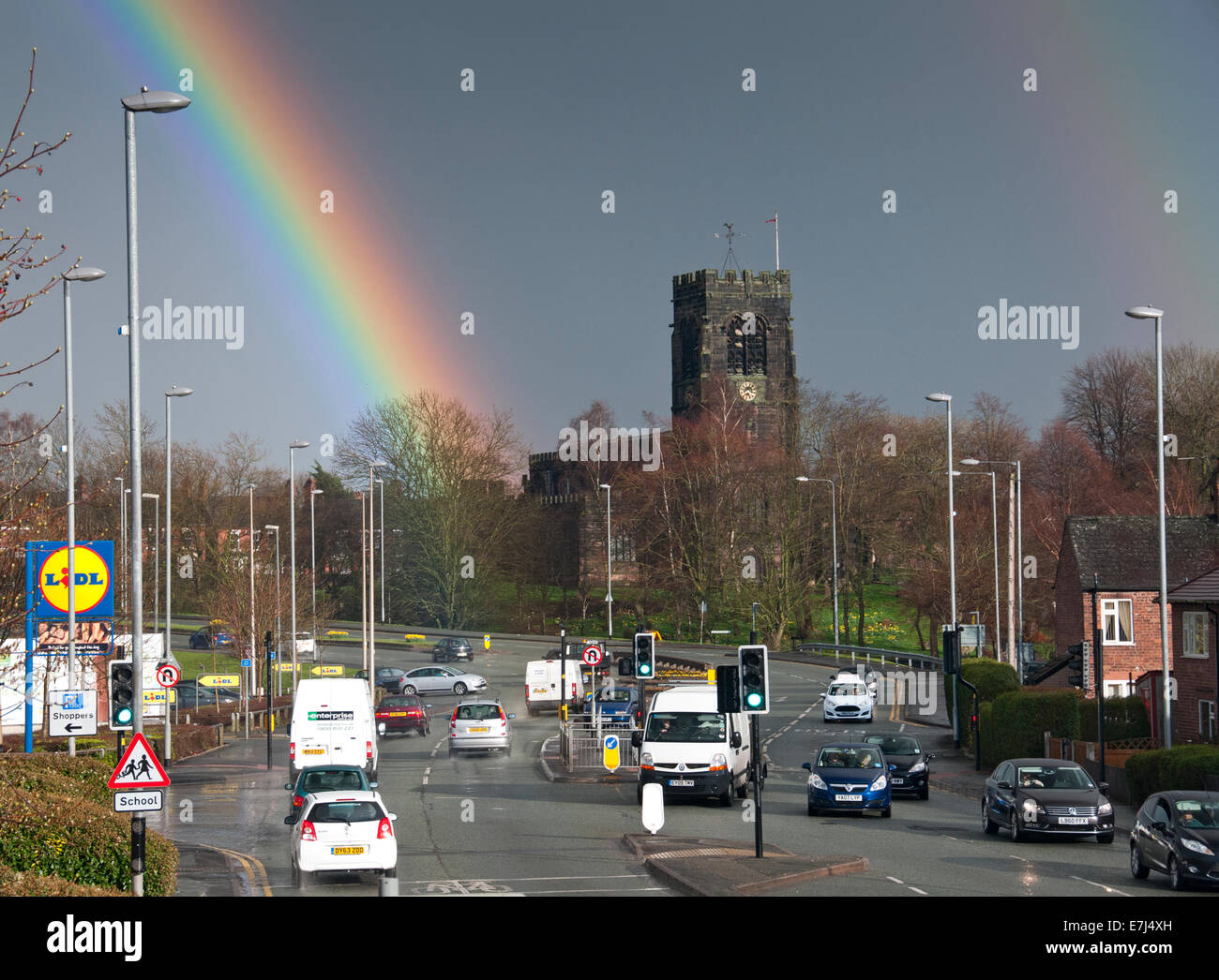 Intenso Rainbow su Northwich Chiesa Parrocchiale, Northwich, Cheshire, Inghilterra, Regno Unito Foto Stock