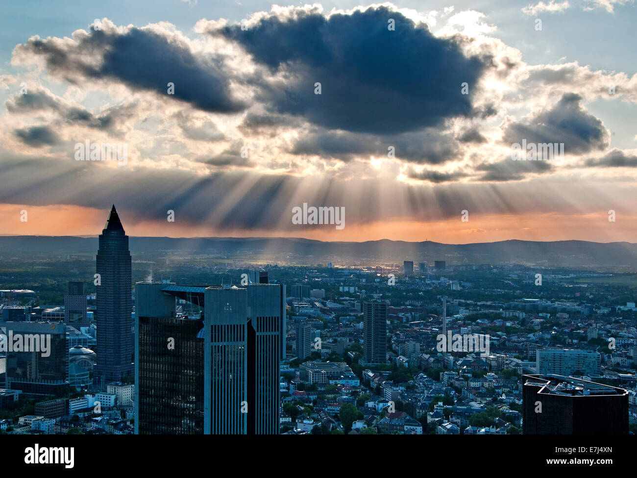 Spettacolare vista della città di Francoforte da la Torre Principale, Francoforte, Germania, Europa Foto Stock