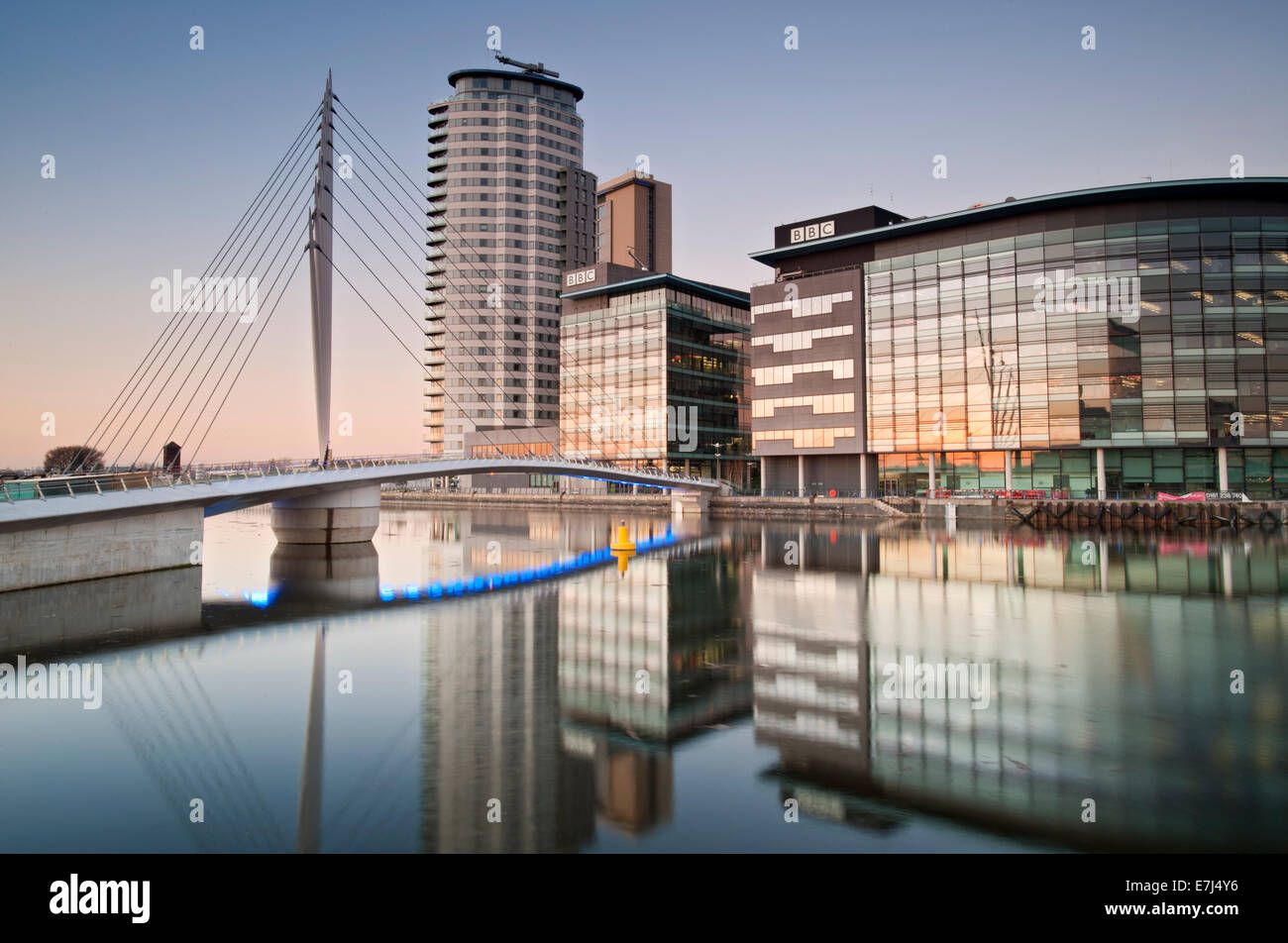 La BBC Studios e passerella a MediaCityUK, Salford Quays, Greater Manchester, Inghilterra, Regno Unito Foto Stock