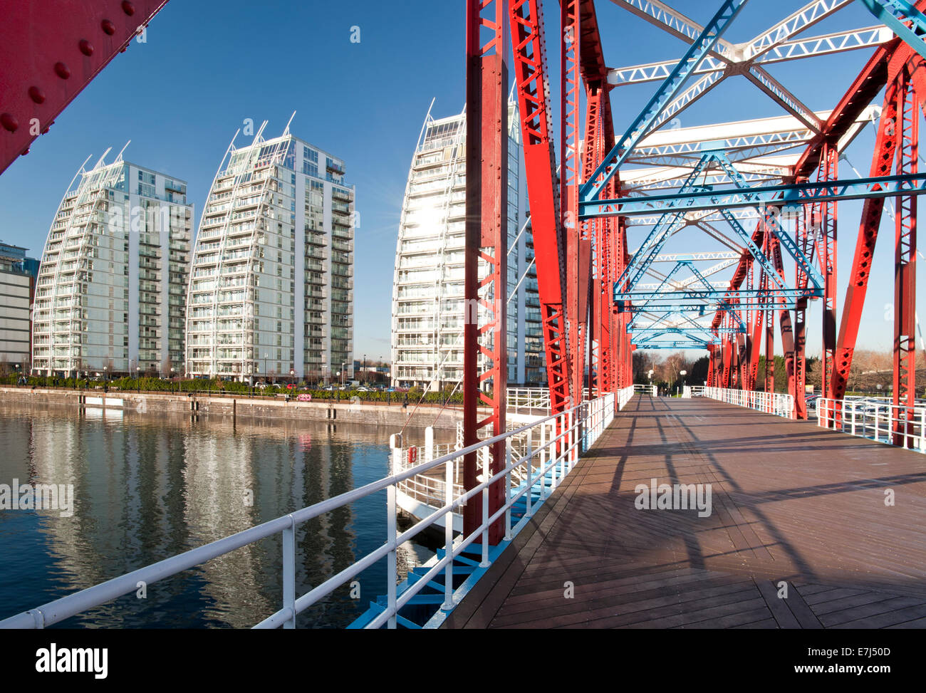 NV Appartamenti & Detroit il Ponte Girevole, Huron bacino, Salford Quays, Greater Manchester, Inghilterra, Regno Unito Foto Stock