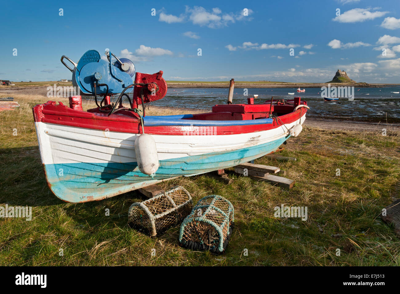 Barca da pesca, Lobster Pot & Lindisfarne Castle, Isola Santa, Northumberland, England, Regno Unito Foto Stock