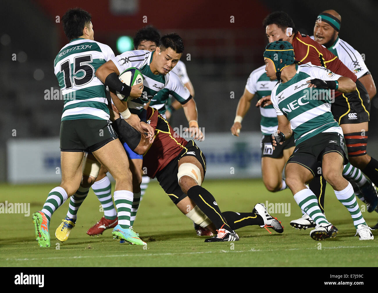 Chichibunomiya Rugby Stadium, Tokyo, Giappone. Xii Sep, 2014. Yu Tamura (razzi verdi), Settembre 12, 2014 - Rugby : Yu Tamura di razzi verdi viene affrontato durante il Giappone Top Rugby League 2014-2015 match tra Toshiba Brave Lupus 30-26 NEC razzi verdi a Chichibunomiya Rugby Stadium, Tokyo, Giappone. © AFLO/Alamy Live News Foto Stock