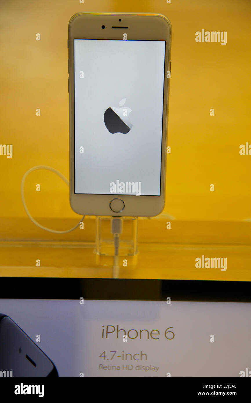Sydney, Australia. Xix Sep, 2014. Il nuovo iPhone 6 sul giorno del lancio presso il flagship store di Apple su George Street a Sydney, in Australia. Copyright Credit: 2014 Richard Milnes/Alamy Live News. Foto Stock
