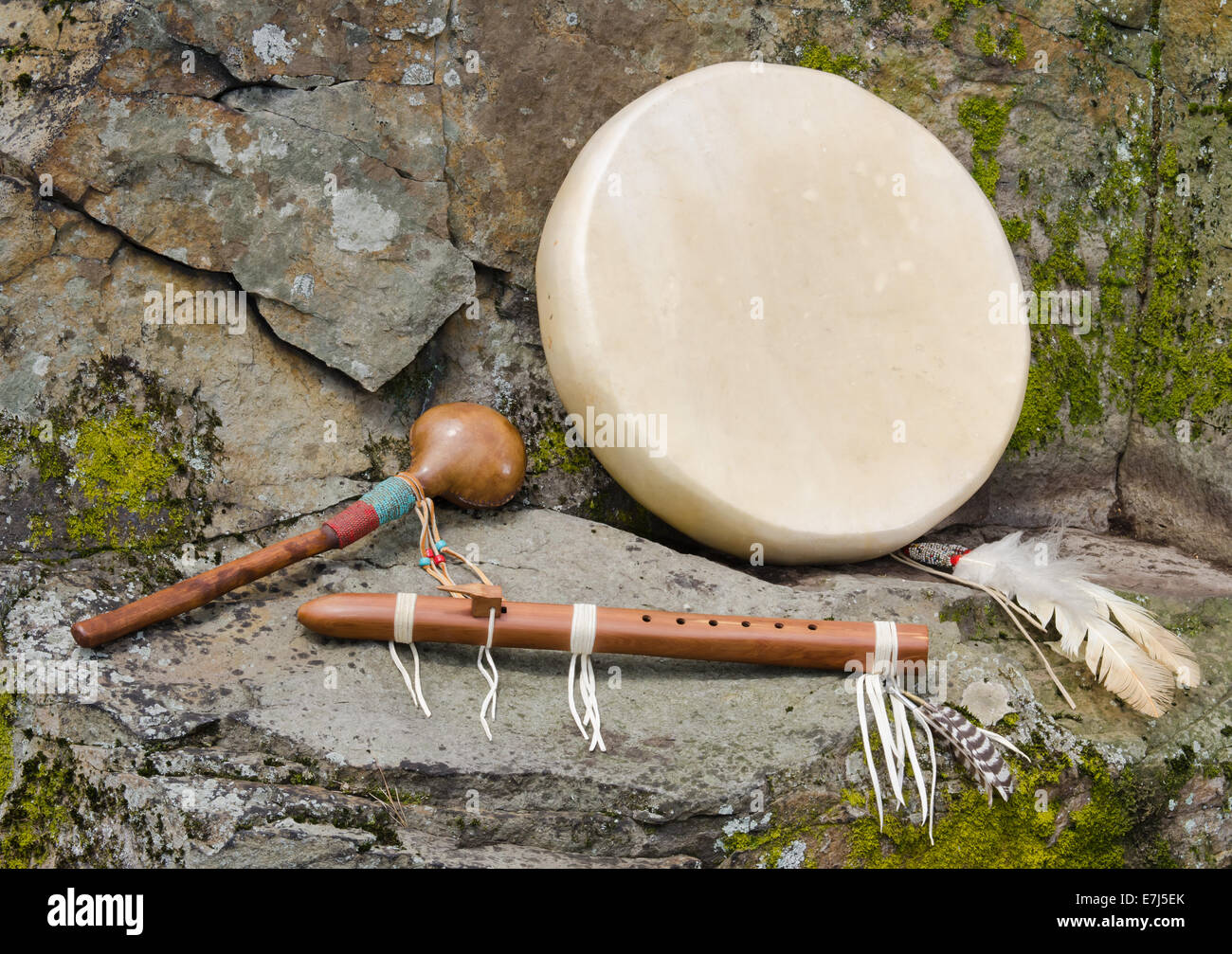 Nativi americani tamburo telaio, flauto e shaker Foto Stock