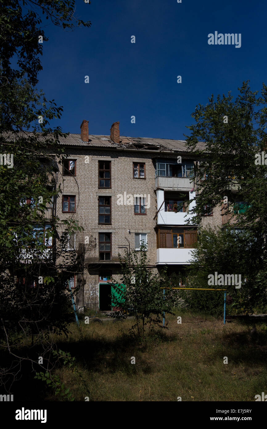 Luhansk, Ucraina. 18 Settembre, 2014. Cinque piani di blocco di appartamenti in una città di Shchastya con ordigni BM-27 Uragan semovente impilati a razzo in uno di un appartments. Alcuni edifici in città Shchastya sono state danneggiate da pro-russo mortaio separatista e semovente per sistemi a razzo fire. Credito: Sergii Kharchenko/Pacific Press/Alamy Live News Foto Stock