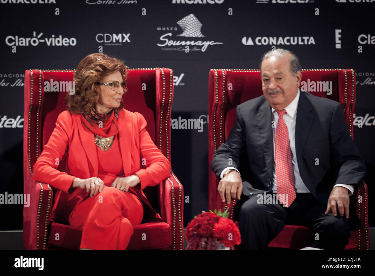 Città del Messico. Xviii Sep, 2014. Italian attrice Sophia Loren (L), colloqui con imprenditore messicano Carlos Slim Helu durante l inaugurazione di una mostra tenutasi in suo onore al Museo Soumaya a Città del Messico, capitale del Messico, Sett. 18, 2014. Loren è in Messico per festeggiare il suo ottantesimo compleanno e partecipare a una varietà di eventi, secondo la stampa locale. © Pedro Mera/Xinhua/Alamy Live News Foto Stock