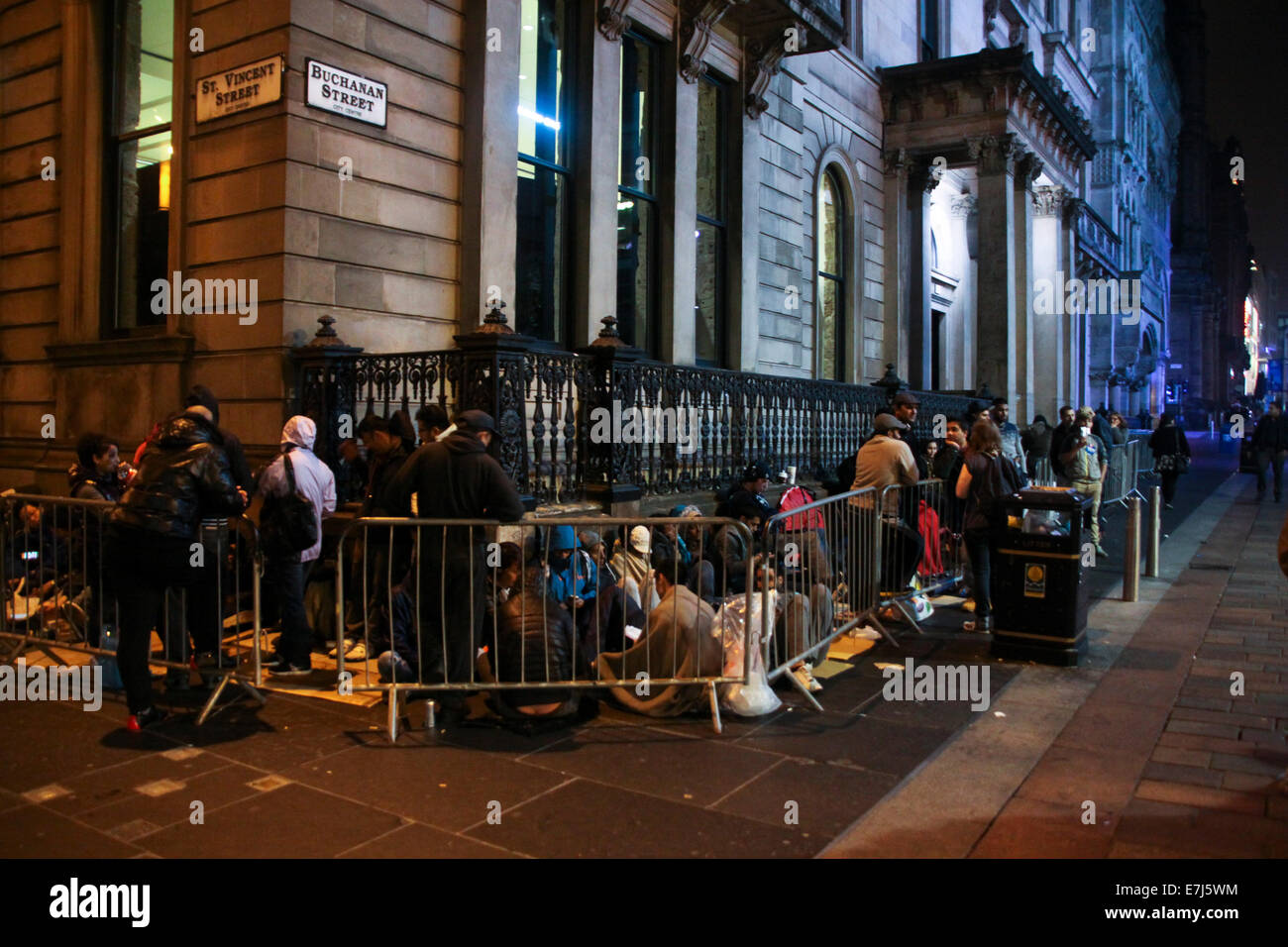 Buchanan Street Glasgow Scozia 2:00am 19 Sett 2014. I clienti accampati fuori il Glasgow Apple store prima dell'iPhone 6 lancio. Credito: ALAN OLIVER/Alamy Live News Foto Stock