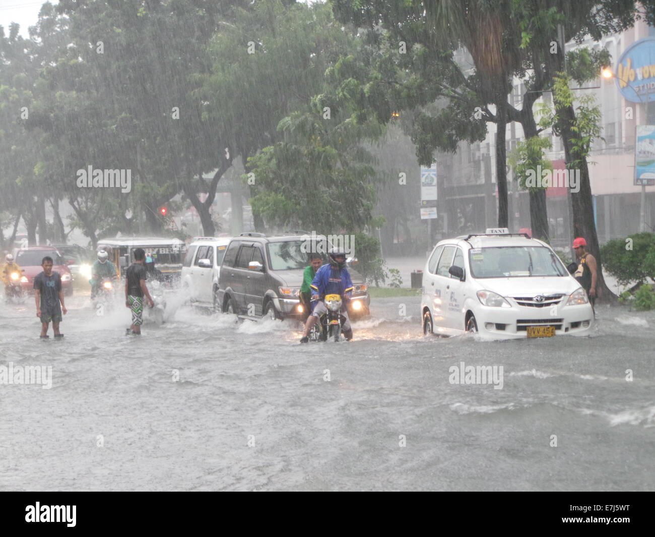 Quezon City, Filippine. Xix Sep, 2014. Typhoon Mario (nome internazionale: Typhoon Fung Wong) portato gravi inondazioni che hanno colpito la città di Quezon Credito: Sherbien Dacalanio/Alamy Live News Foto Stock