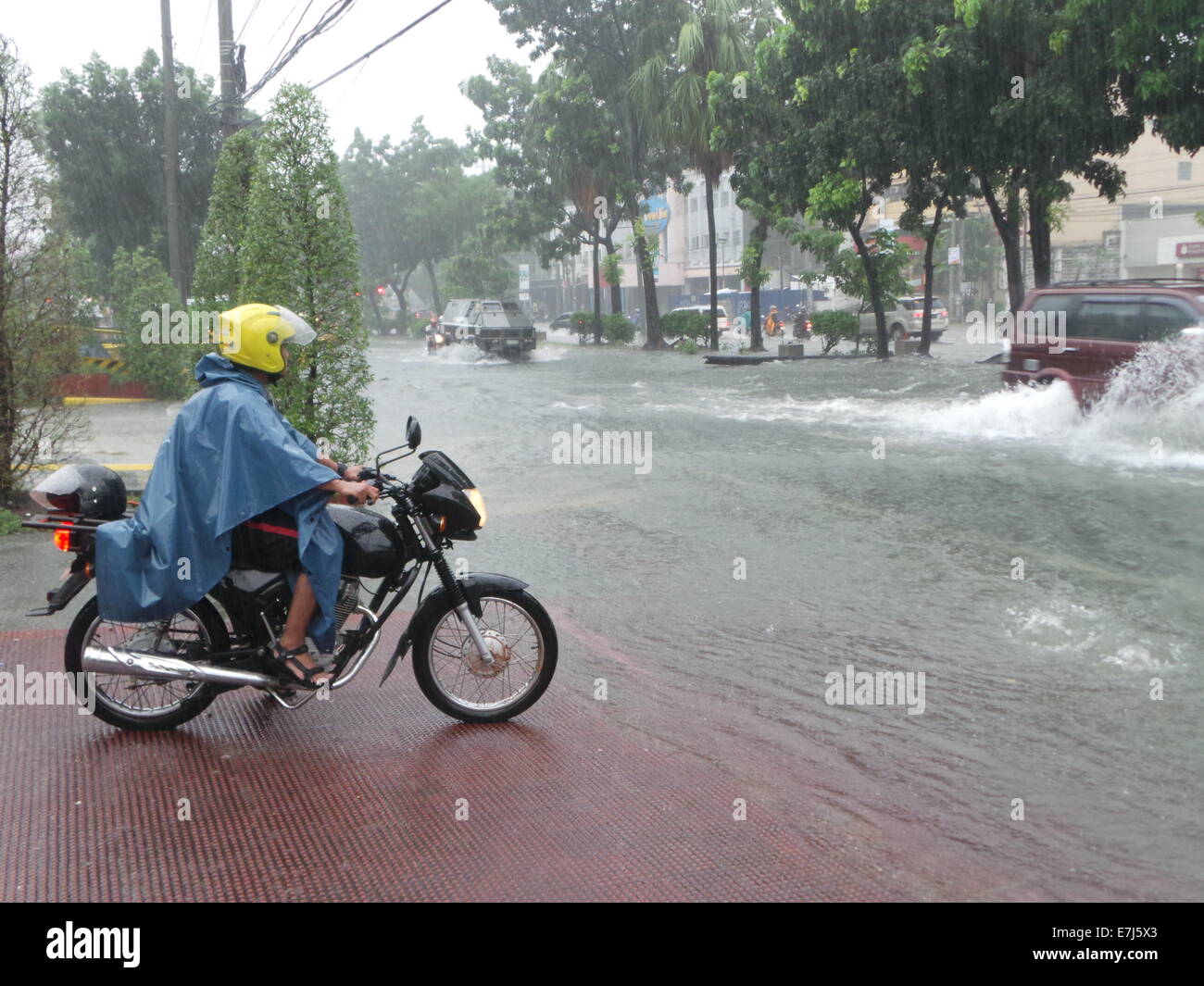 Quezon City, Filippine. Xix Sep, 2014. Typhoon Mario (nome internazionale: Typhoon Fung Wong) portato gravi inondazioni che hanno colpito la città di Quezon Credito: Sherbien Dacalanio/Alamy Live News Foto Stock