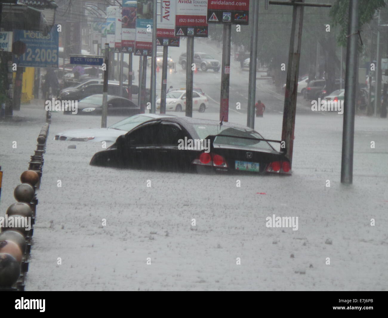 Typhoon Mario causato inondazioni in Quezon City come stima della sua quantità di pioggia è da 7 - 20 mm per ora(da moderata a intensa) entro la tempesta tropicale di 350 km di diametro. © Sherbien Dacalanio/Pacific Press/Alamy Live News Foto Stock