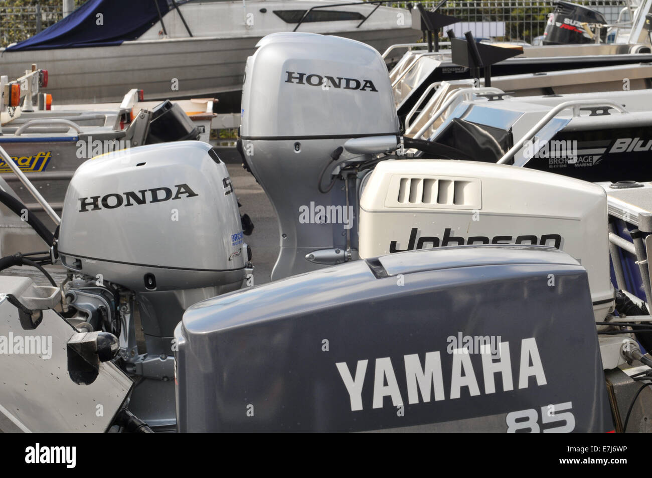 Vari motori fuoribordo sui traversi di imbarcazioni da diporto in boat yard pronti per la vendita Foto Stock