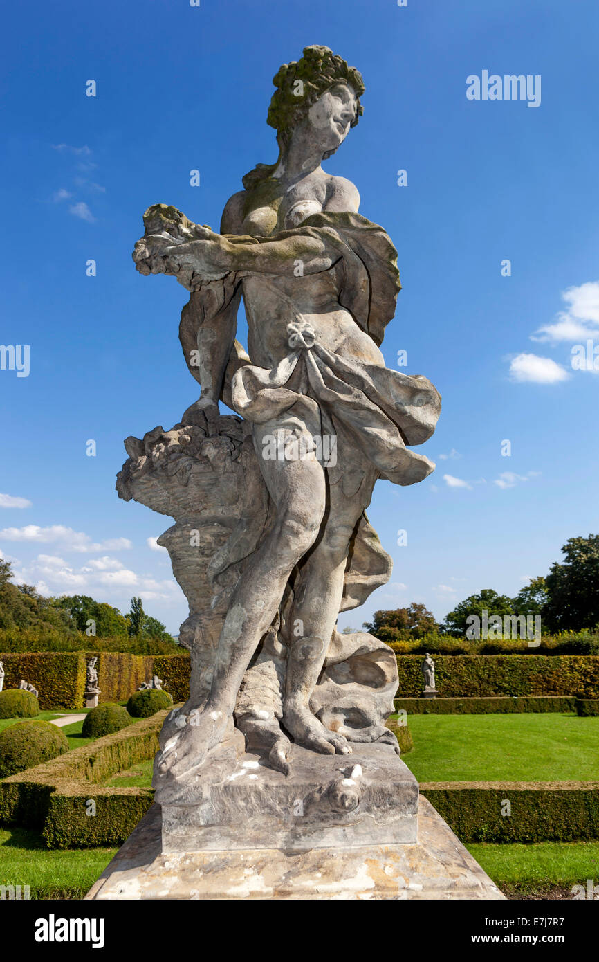Statua barocca di Matthias Bernard Braun nei giardini del palazzo a Lysa nad Labem. Allegoria della scultura barocca della Repubblica Ceca di primavera Foto Stock