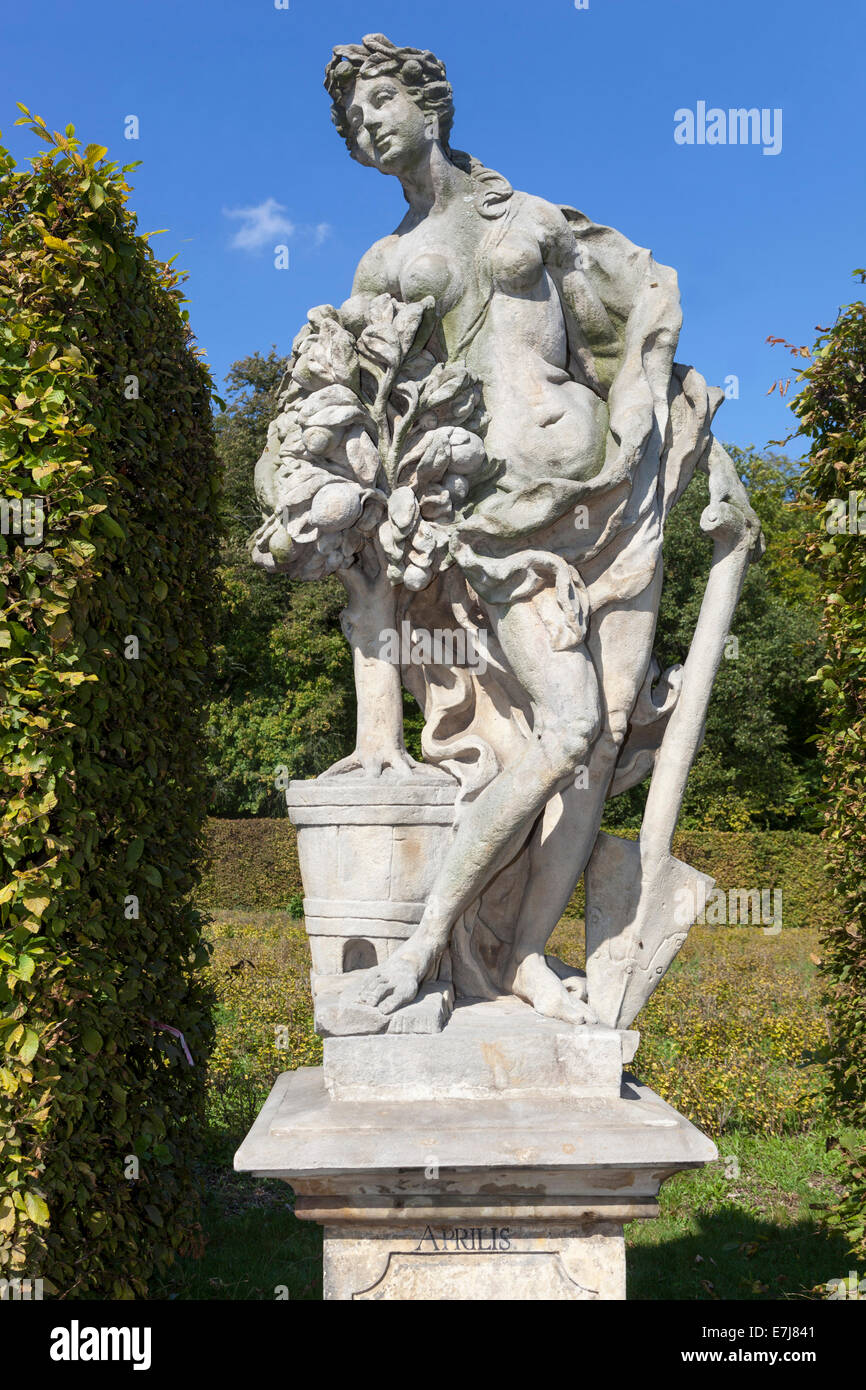 Statua barocca di Matthias Bernard Braun nei giardini del palazzo a Lysa nad Labem. Allegoria di aprile Repubblica Ceca scultura barocca Foto Stock