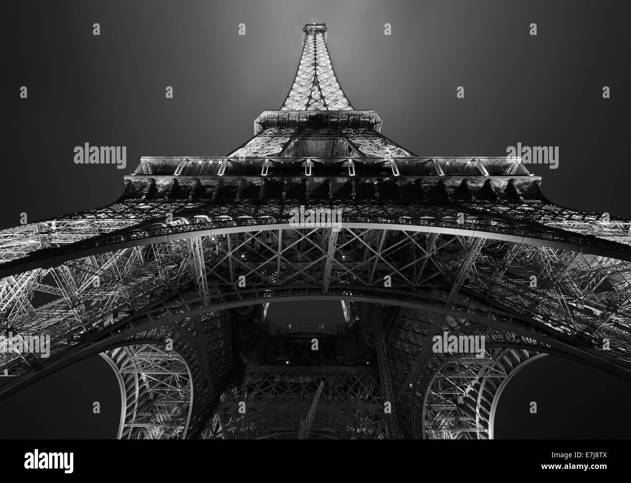 La Torre Eiffel a Parigi di notte Foto Stock