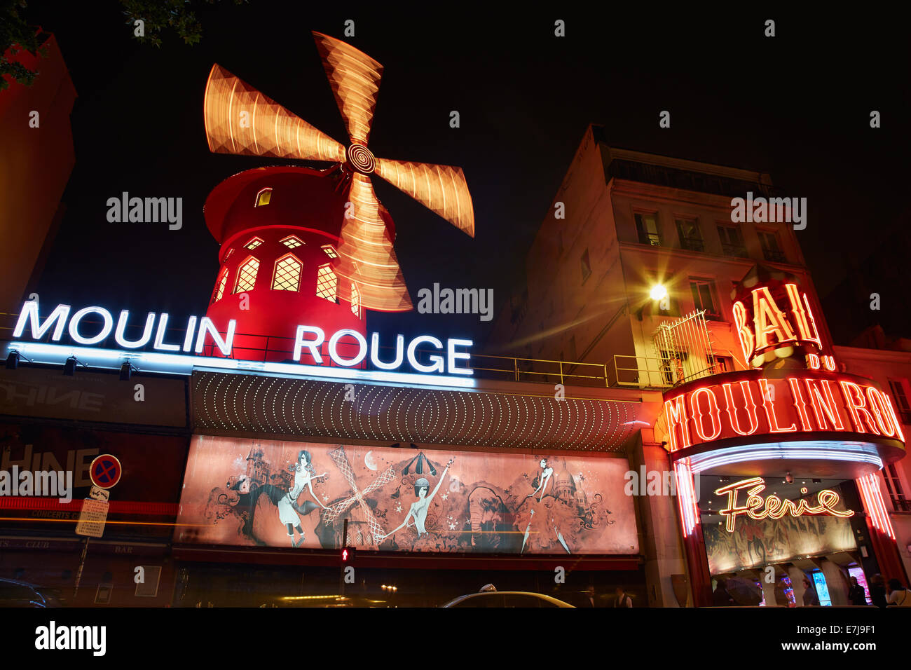 Moulin Rouge di notte a Parigi Foto Stock