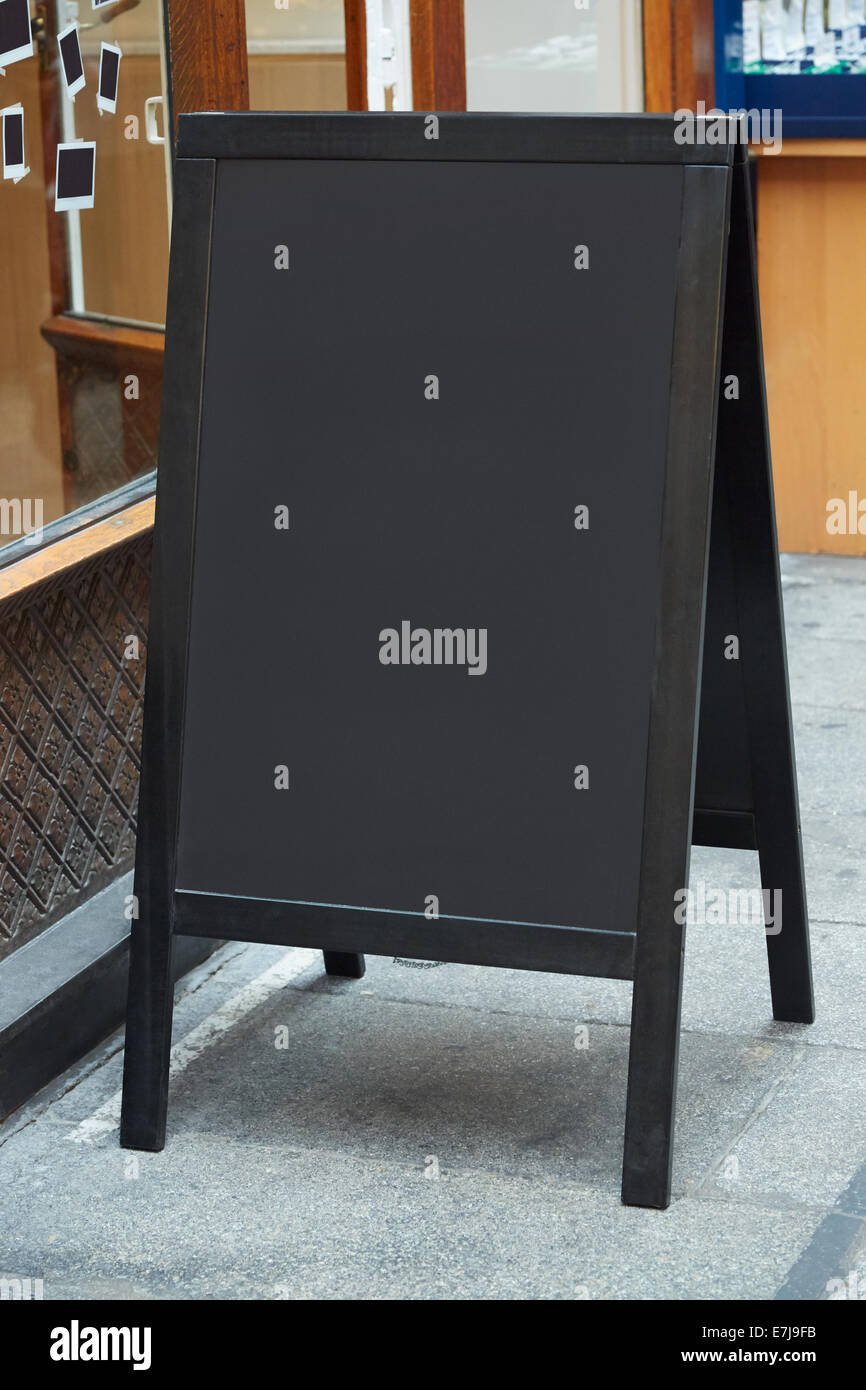 Il menu del ristorante blank board sulla strada Foto Stock