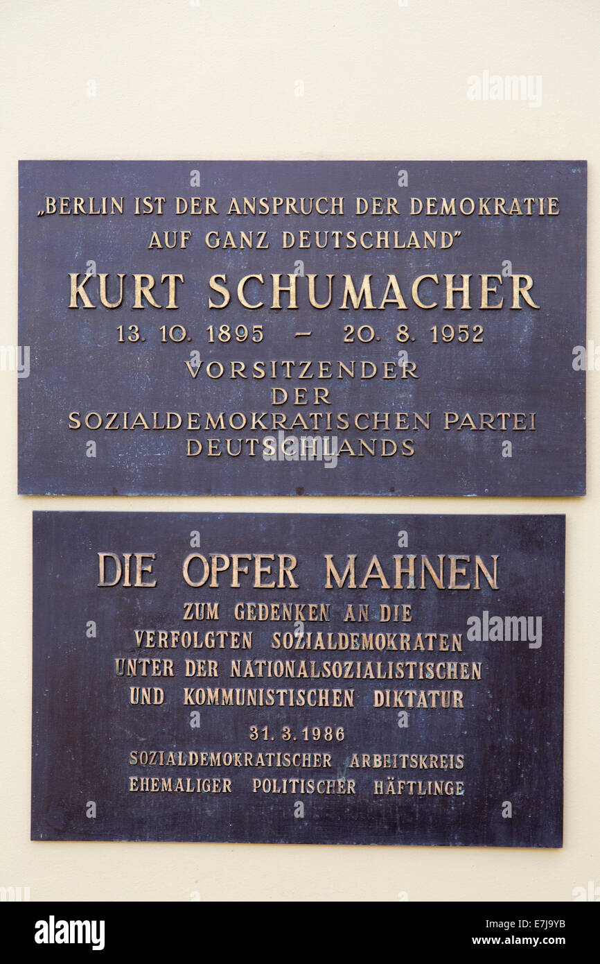 La placca per Kurt Schuhmacher sulla parete del Kurt-Schumacher-Haus, capo ufficio della filiale di Berlino della SPD Foto Stock