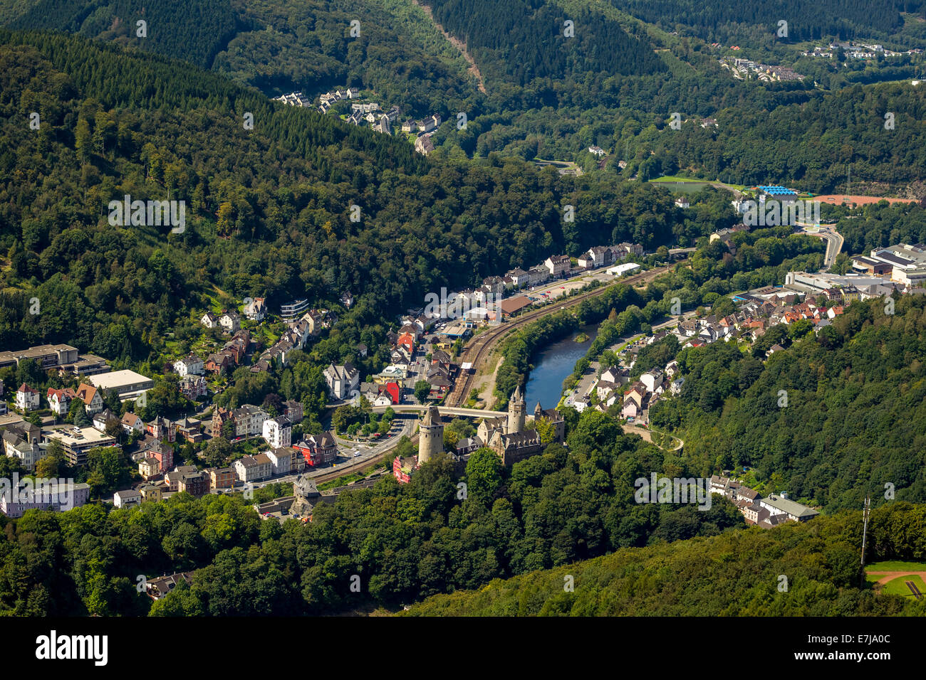 Vista aerea, Lennetal valley e Burg Altena castello, Altena, Sauerland, Nord Reno-Westfalia, Germania Foto Stock