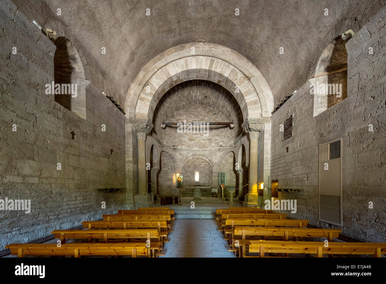 Navata, interno della chiesa romanica di Santa Maria de Porqueres, Porqueres, Catalogna, Spagna Foto Stock