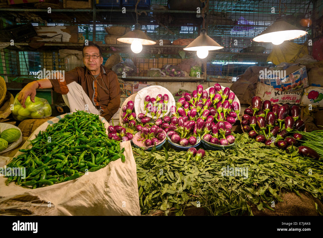 L'uomo vendere verdure a un mercato ortofrutticolo, Bhavnagar, Gujarat, India Foto Stock