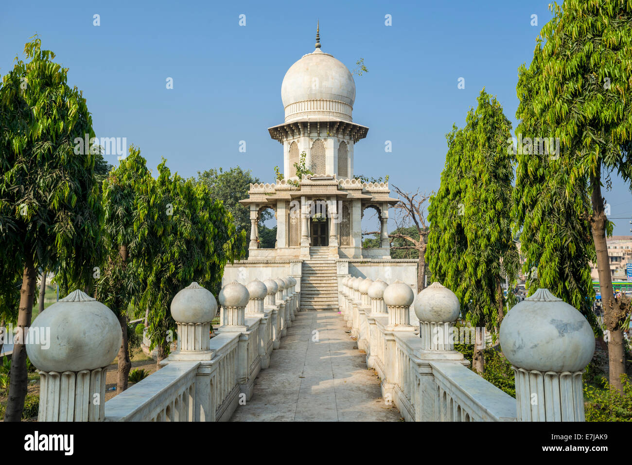 Gangajalia tempio dedicato a Ganga-devi, costruito nel 1893, con un chhatri, Pavilion e ponte, realizzata dal marmo bianco Foto Stock