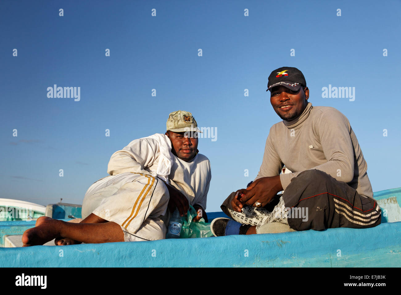 Omani pescatori su una barca da pesca, Mirbat, regione di Dhofar, Sultanato di Oman, Penisola arabica Foto Stock