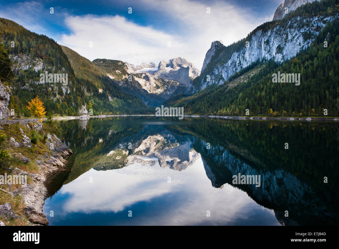 Vorderer Gosausee con la riflessione dell'Hoher Dachstein Dachstein montagne, Gosau, Salzkammergut, Austria superiore, Austria Foto Stock