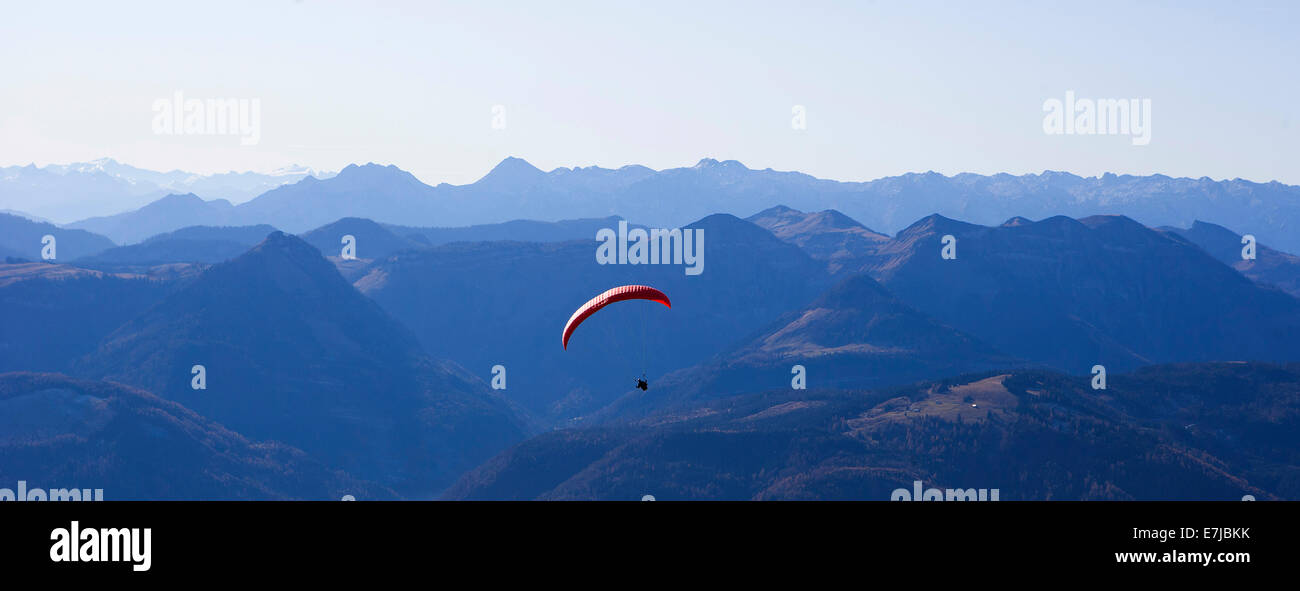 Parapendio, monte Schafberg, St. Wolfgang, Salzkammergut, Austria Foto Stock