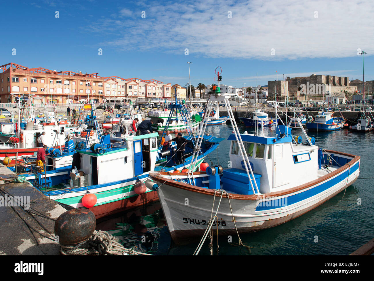 Porto, barche da pesca, Castillo Guzman El Bueno, Costa de la Luz, Tarifa, Provincia di Cadice, Andalusia, Spagna Foto Stock