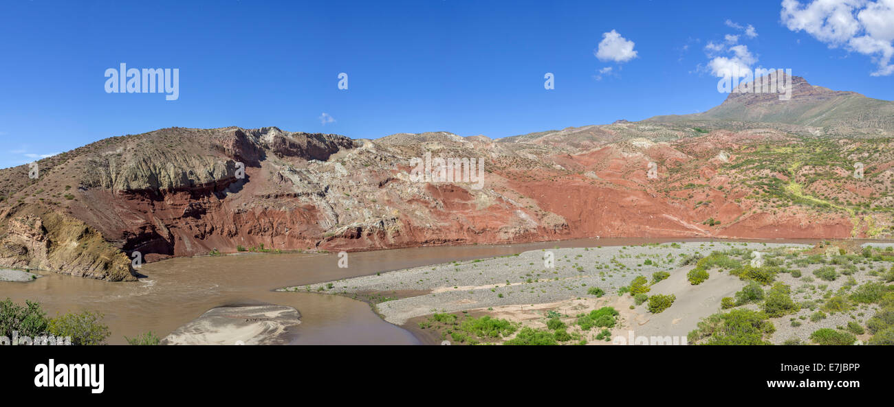 Il grande fiume e montagne colorate, Mendoza, Argentina Foto Stock