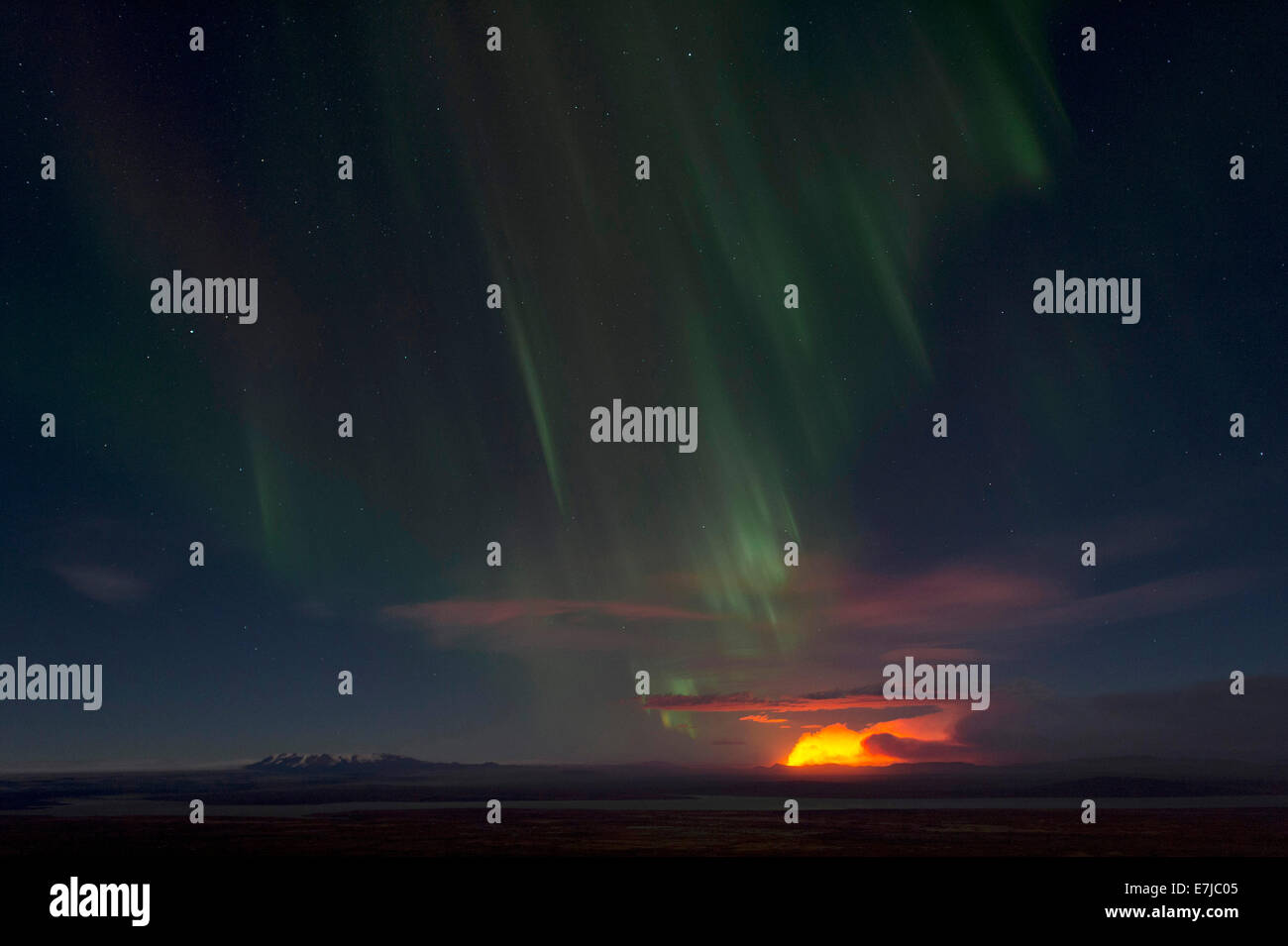 Luci del nord e di notte tempo di incandescenza della Holuhraun eruzione fissurale nord del vulcano Bárðarbunga Foto Stock