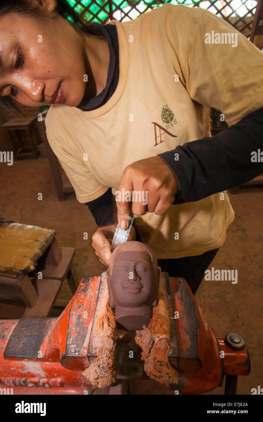 Asia, Cambogia Siem Reap, artigiani Angkor, artigiano, artigianato, artigianato, Buddha, TESTA DEL BUDDA, Buddha, carving, donna Foto Stock