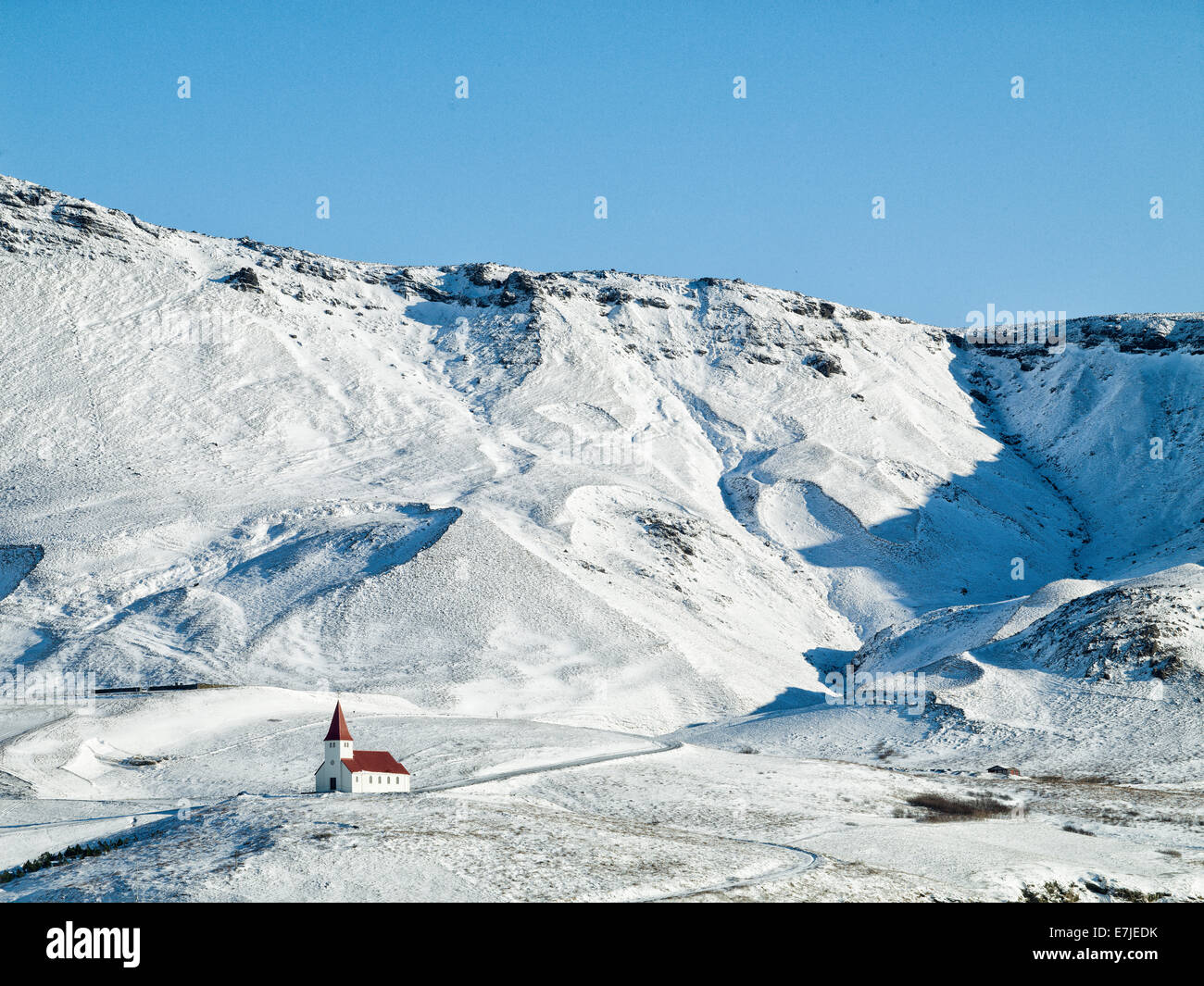 Mare polare, isola, Islanda, Europa, Nord Europa, Neve, Spiaggia, mare, Vik, chiesa, inverno, paesaggio, paesaggio, nero Foto Stock