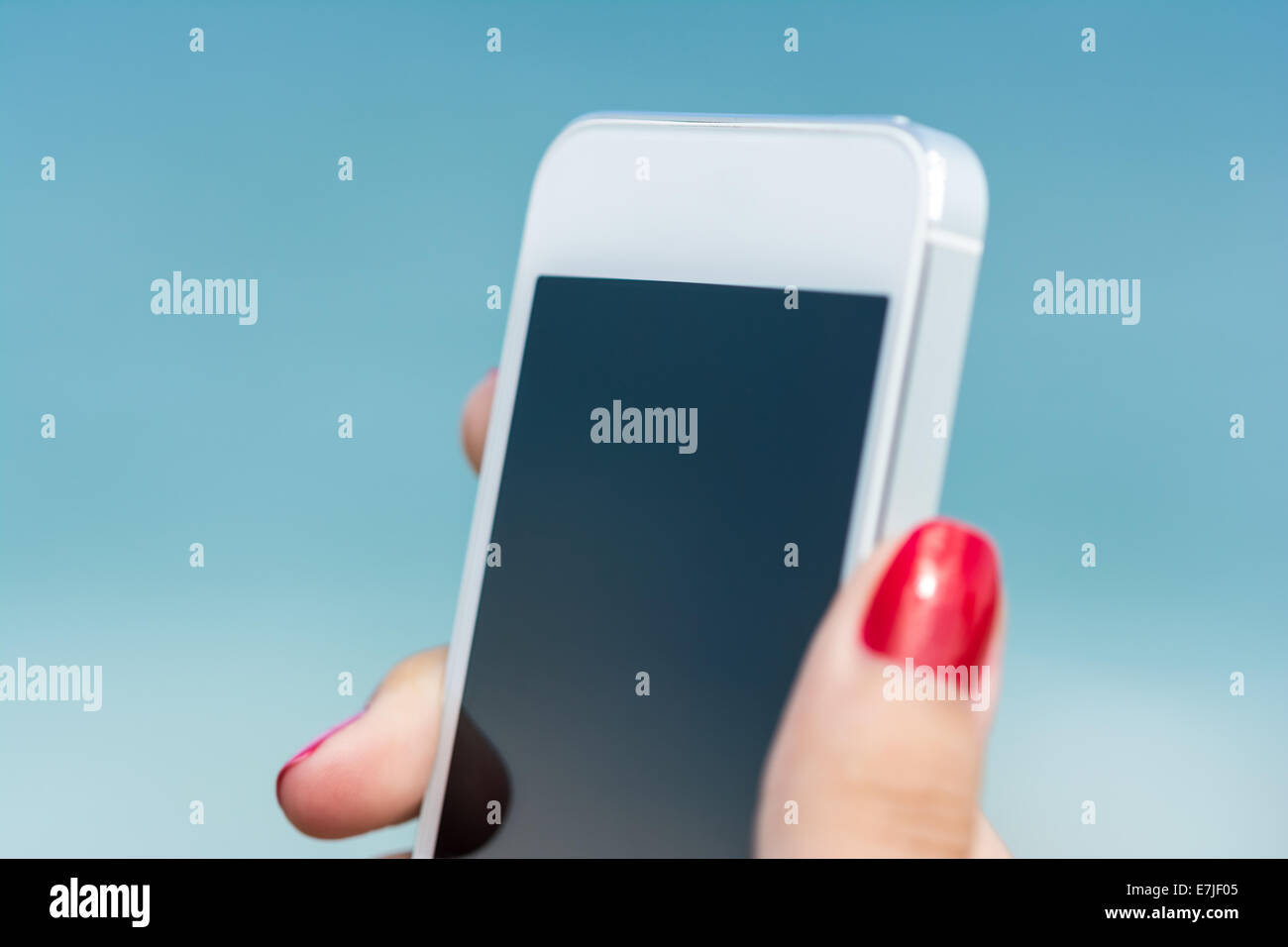 Donna mano azienda White Smart Phone simile a iPhone Foto Stock