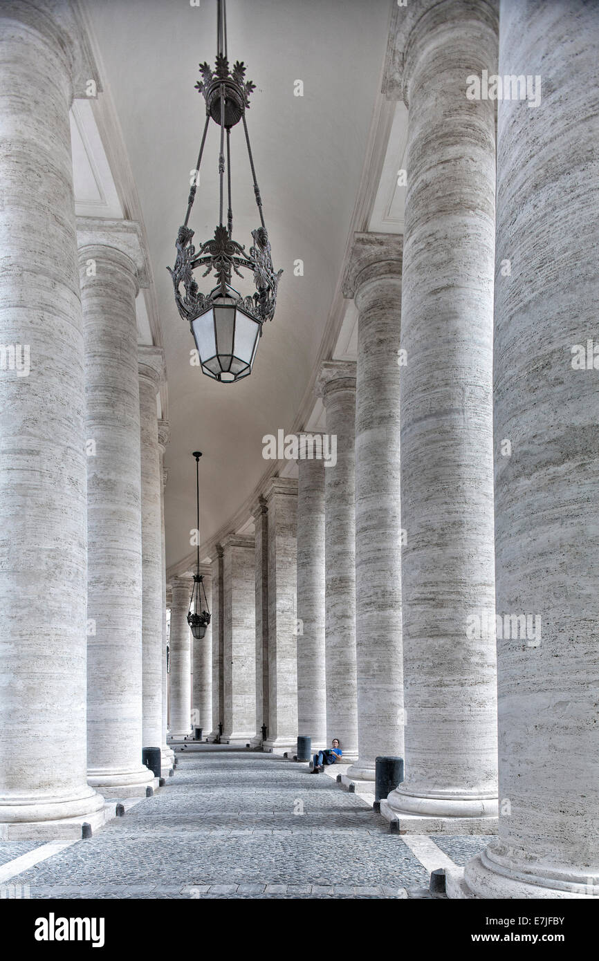 Bernini, capitale, Italia, Europa, colonnato di San Pietro, cattedrale, pilastro, Roma, pietra, colonna, colonne, Vaticano, dorico, Cathol Foto Stock