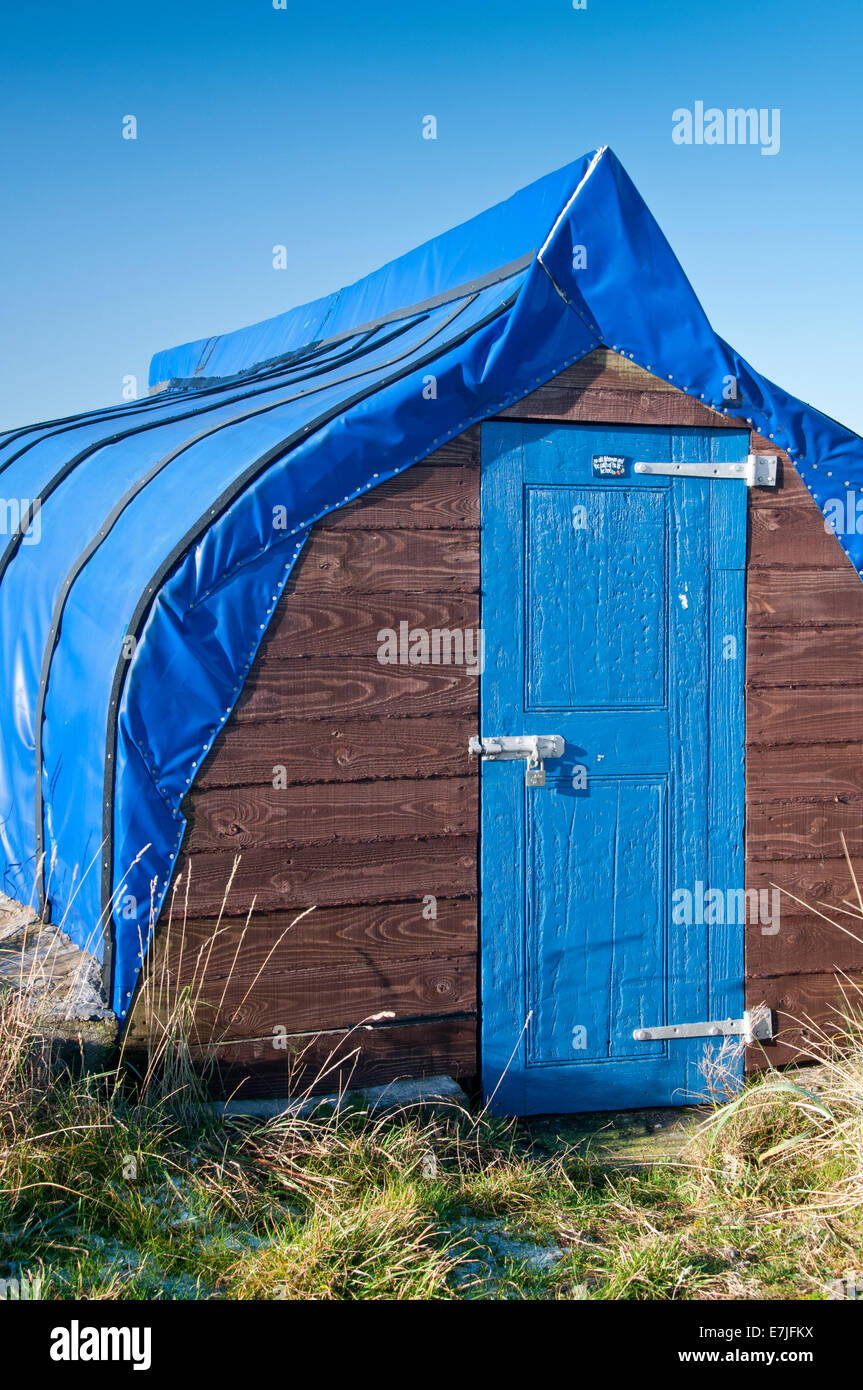 Rustico barca capovolta capannone dello scafo, Isola Santa, Northumberland, England, Regno Unito Foto Stock