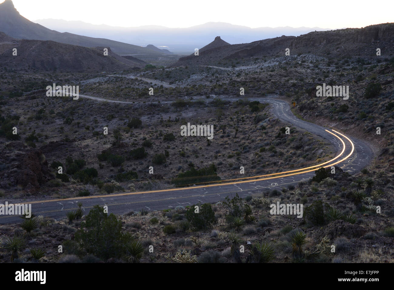 Stati Uniti d'America, Stati Uniti, America, Arizona, Route 66, Oatman, Sitgrave Pass, deserto, strada, traffico, luci, Foto Stock