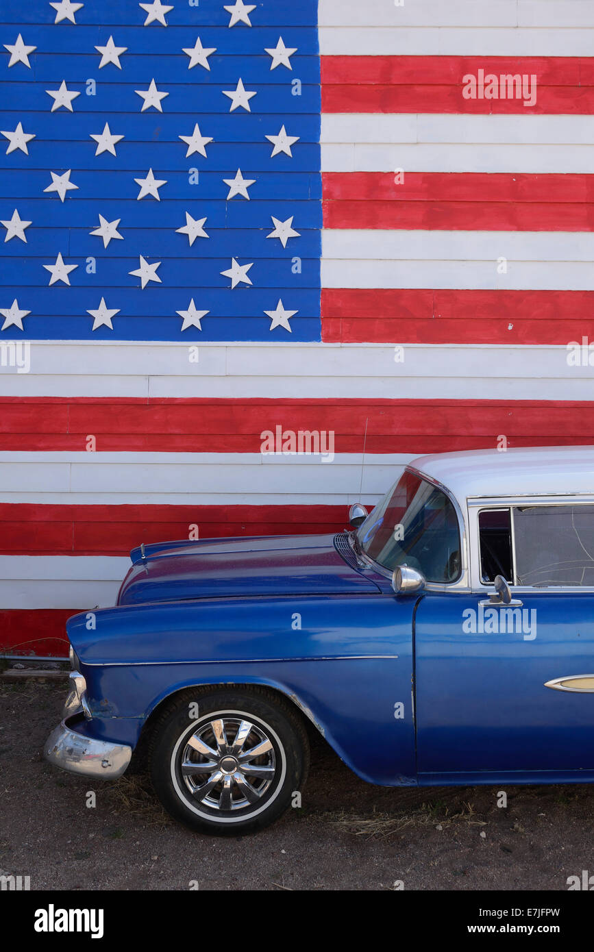 Stati Uniti d'America, Stati Uniti, America, Arizona, Route 66, Seligman, classic car, bandiera americana, americana, auto, parete murale Foto Stock