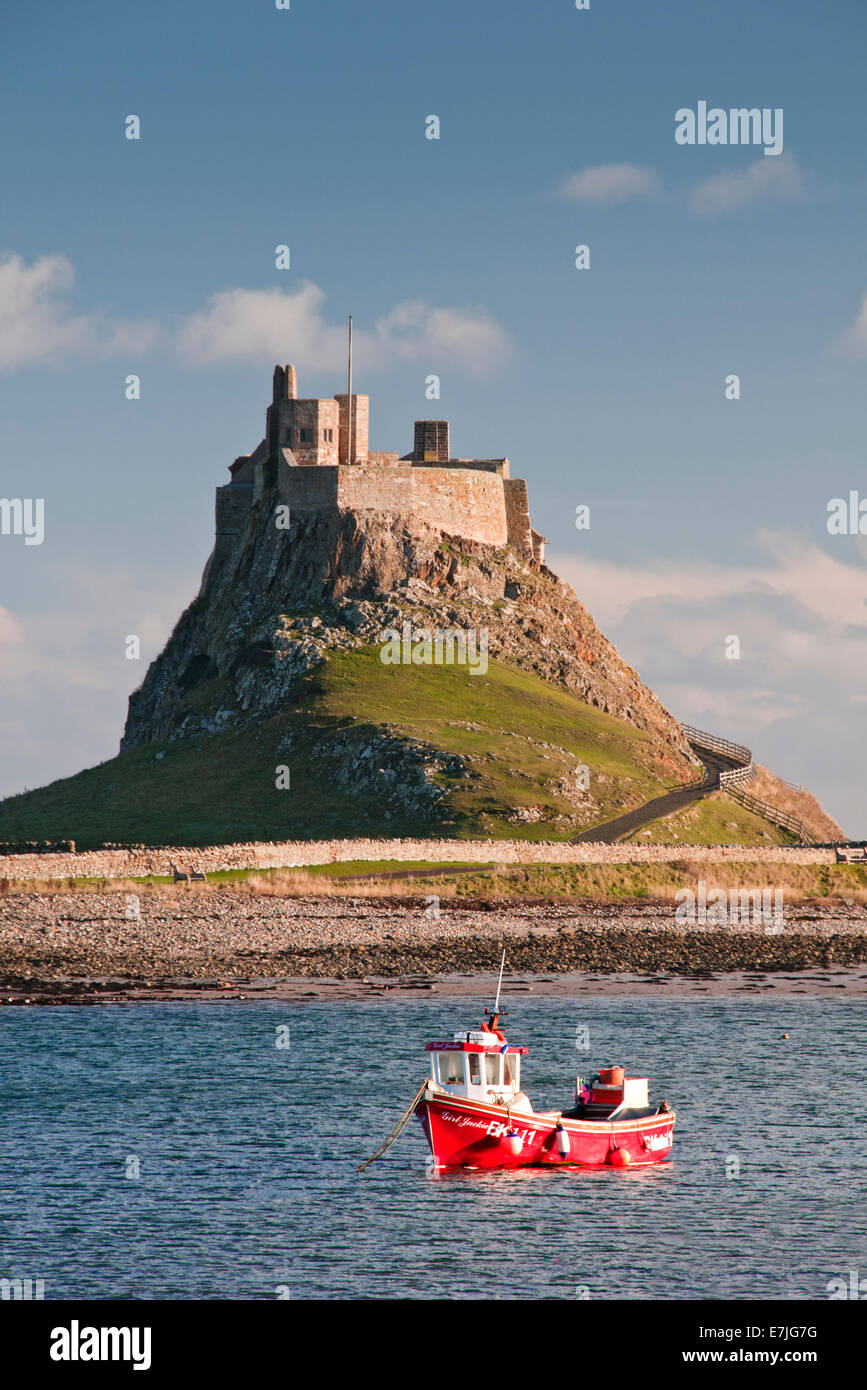 Lindisfarne Castle e rosso barca da pesca, Isola Santa, Northumberland, England, Regno Unito Foto Stock