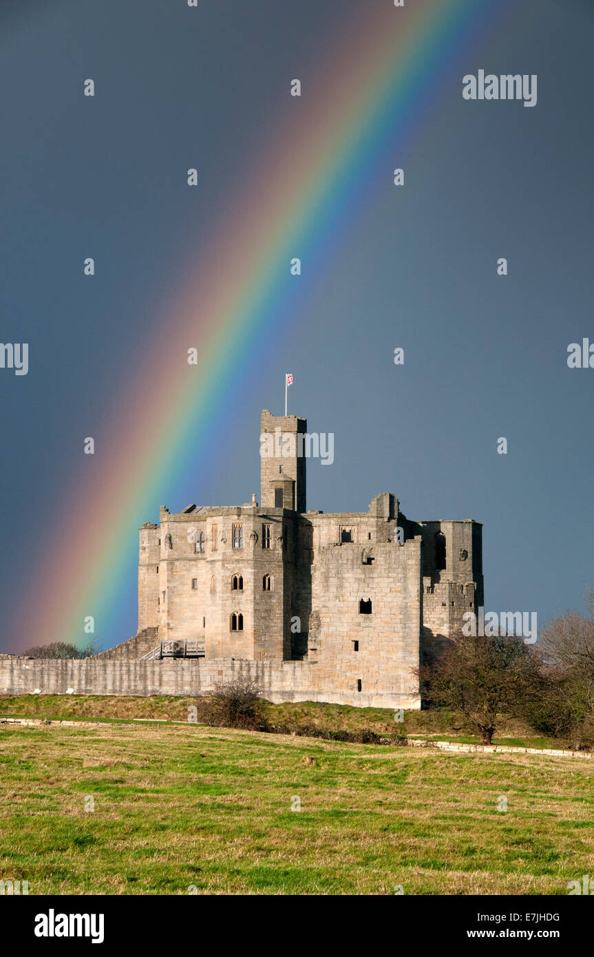 Rainbow su Warkworth Castle Warkworth, Northumberland, England, Regno Unito Foto Stock
