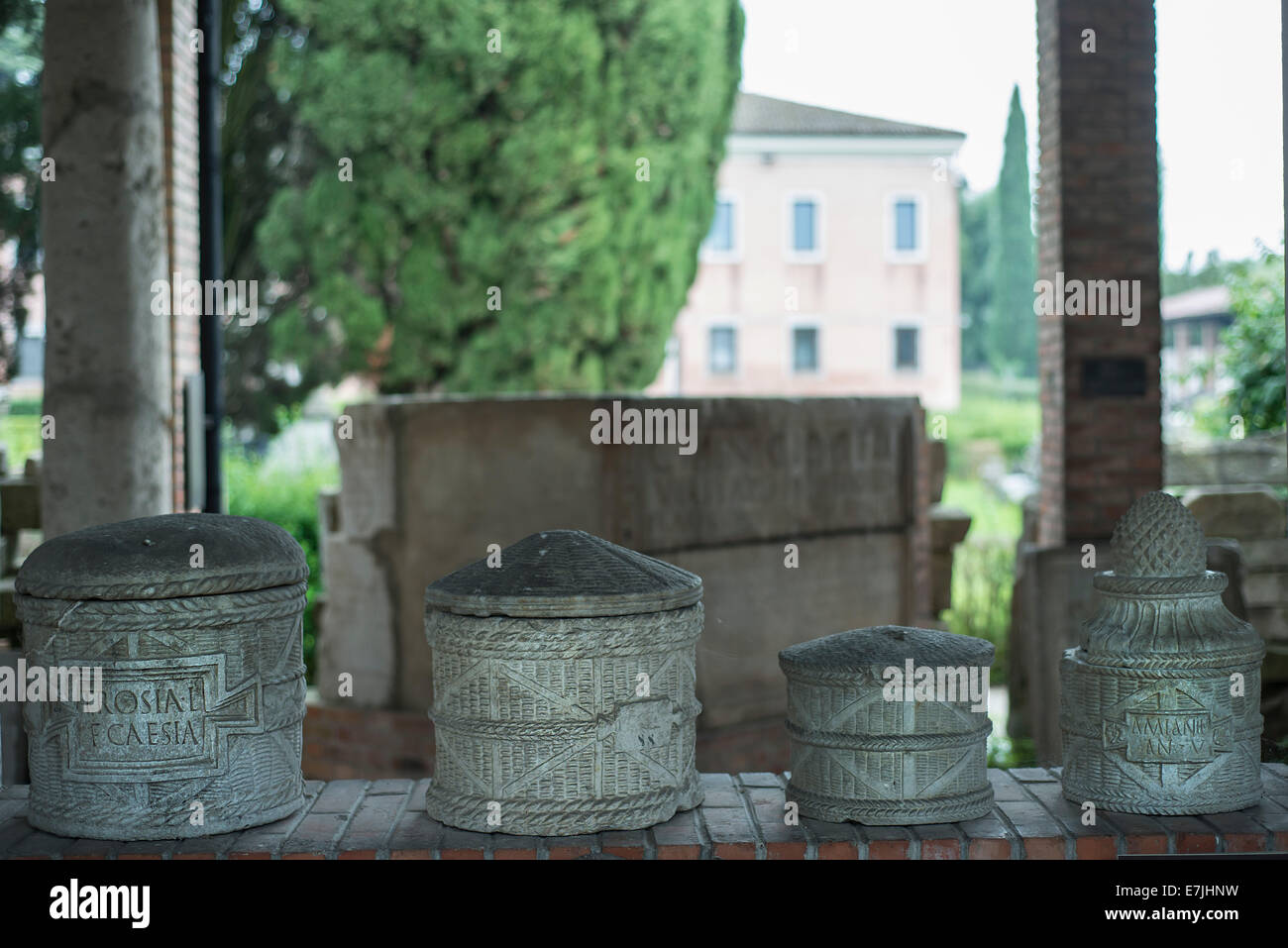 Urna cineraria romana urna romana immagini e fotografie stock ad alta